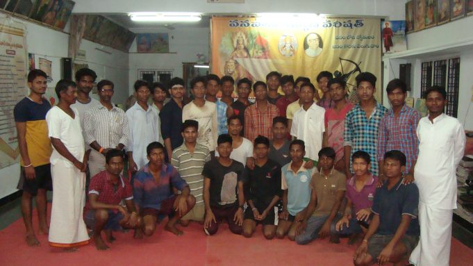 ఆదివాసీ విద్యార్థులకు చేయూతనిస్తున్న వనవాసీ కల్యాణ పరిషత్