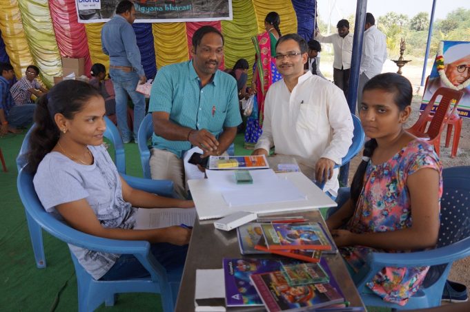 నల్గొండ లోని ప్రసిద్ద ఛాయాసోమేశ్వరాలయంలో కాంతి ధర్మాల పై విజ్ఞాన భారతి వారి కార్య శాల