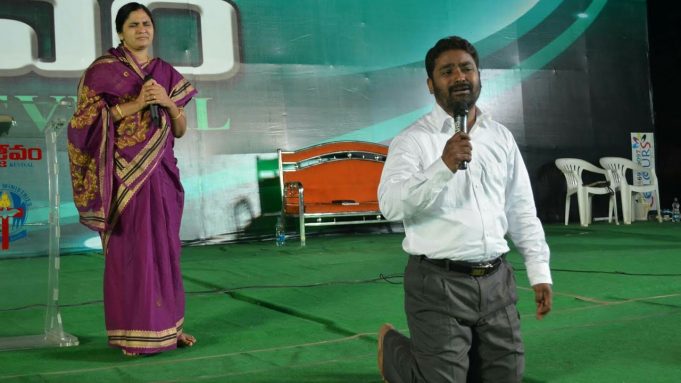 ప్రార్ధనల ద్వారా వైద్యం అంటూ యువకుడి మృతికి కారణమైన పాస్టర్ మీద కేసు నమోదు