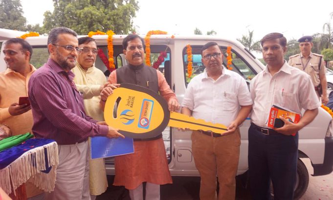 सेवा भारती की चल चिकित्सा इकाई वैनों को रेल राज्य मंत्री ने हरी झंडी दिखा किया रवाना