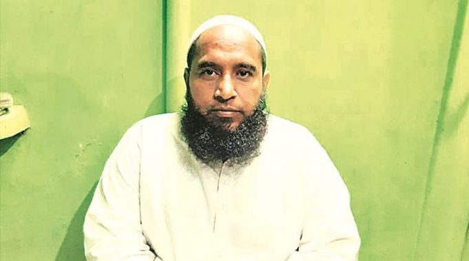 యుపిలో మత ప్రార్థనను విద్యార్థులచే పాడించిన పాఠశాల ప్రధానోపాధ్యాయుడు విధుల నుండి బహిష్కరణ