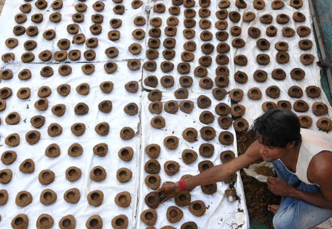 పాడి రైతులకు ఆర్ధిక చేయూత.. దీపావళికి ఆవుపేడతో తయారైన ప్రమిదల సరఫరాకు పిలుపు