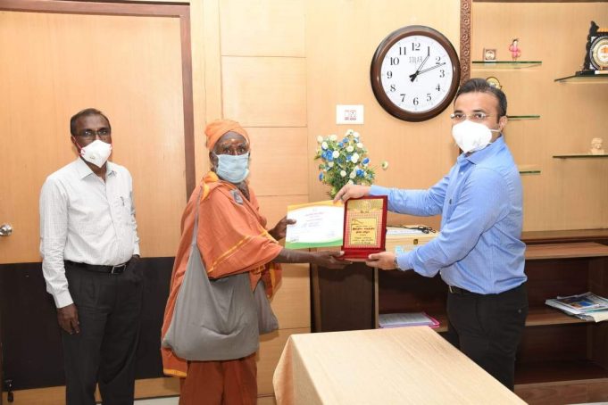 లాక్-డౌన్ నేపథ్యంలో అన్నార్తులకు ఓ యాచకుడి విరాళం