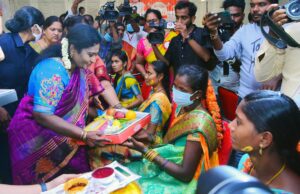 వనవాసి గర్భిణులకు సాంప్రదాయ పద్ధతిలో సీమంతం చేసిన గవర్నర్ తమిళసై